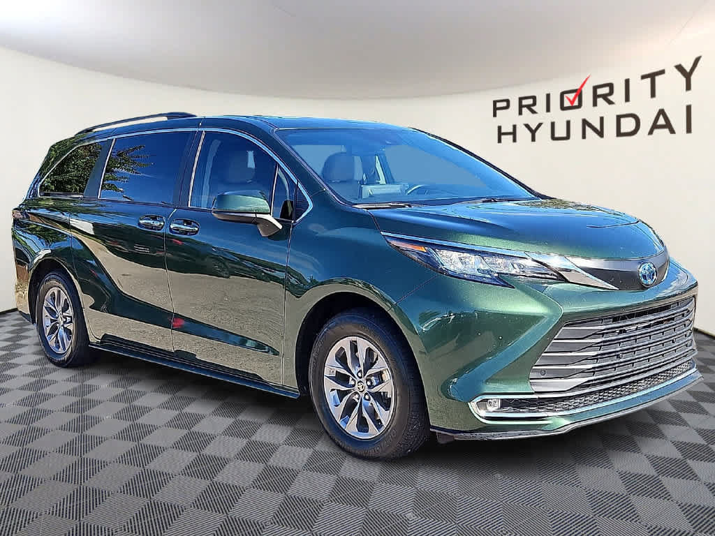 Used 2021 Toyota Sienna XLE FWD image 3