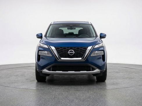 Used 2025 Nissan Rogue SV image 2