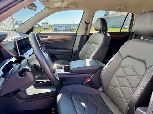 Used 2025 Volkswagen Atlas SE image 11