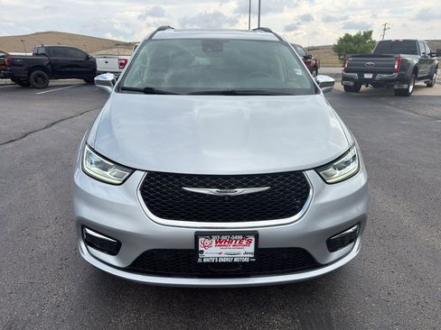Certified 2022 Chrysler Pacifica Limited w/ Uconnect Theater Family Group AWD/4WD image 2