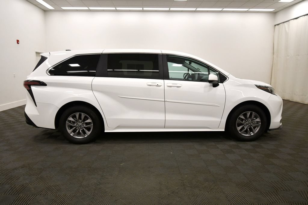 Used 2025 Toyota Sienna LE AWD/4WD image 9
