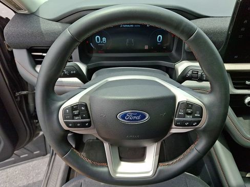 Used 2025 Ford Explorer Active AWD/4WD image 18