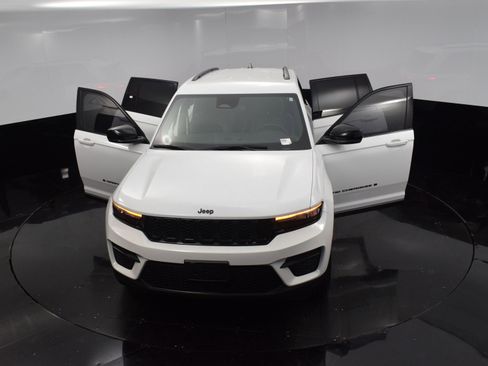 Used 2023 Jeep Grand Cherokee Altitude image 34