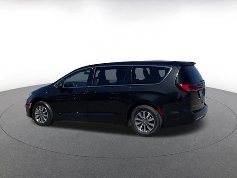 Used 2023 Chrysler Pacifica Touring-L image 10