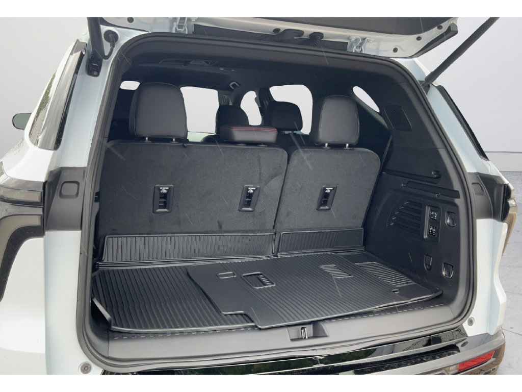 New 2026 Chevrolet Traverse RS w/ LPO, Floor Liner Package FWD image 16