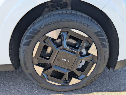 Used 2026 Kia Carnival EX image 10