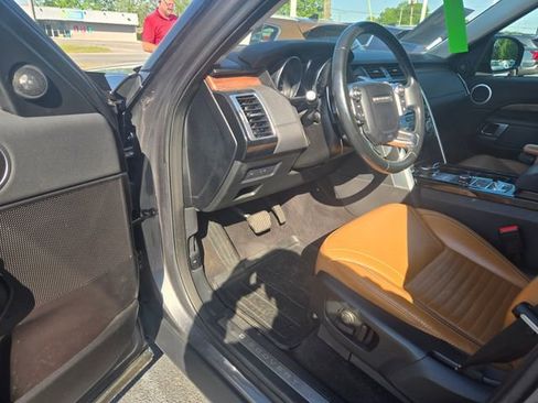Used 2017 Land Rover Discovery HSE AWD/4WD image 4