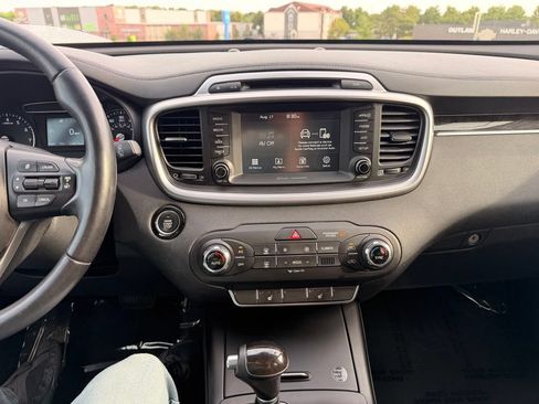 Used 2017 Kia Sorento FWD w/ LX Convenience Package image 4