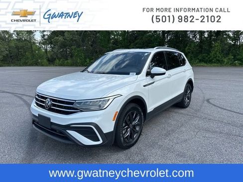 Used 2023 Volkswagen Tiguan SE w/ Panoramic Sunroof Package FWD image 1