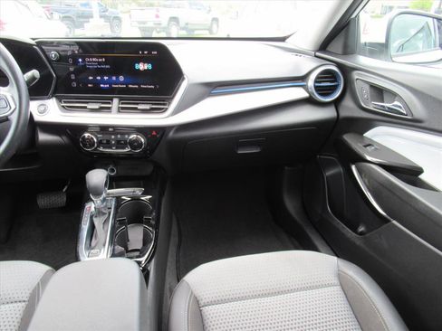 Used 2024 Chevrolet Trax LT w/ LT Convenience Package image 14