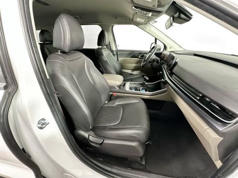 Used 2025 Kia Carnival FWD image 28