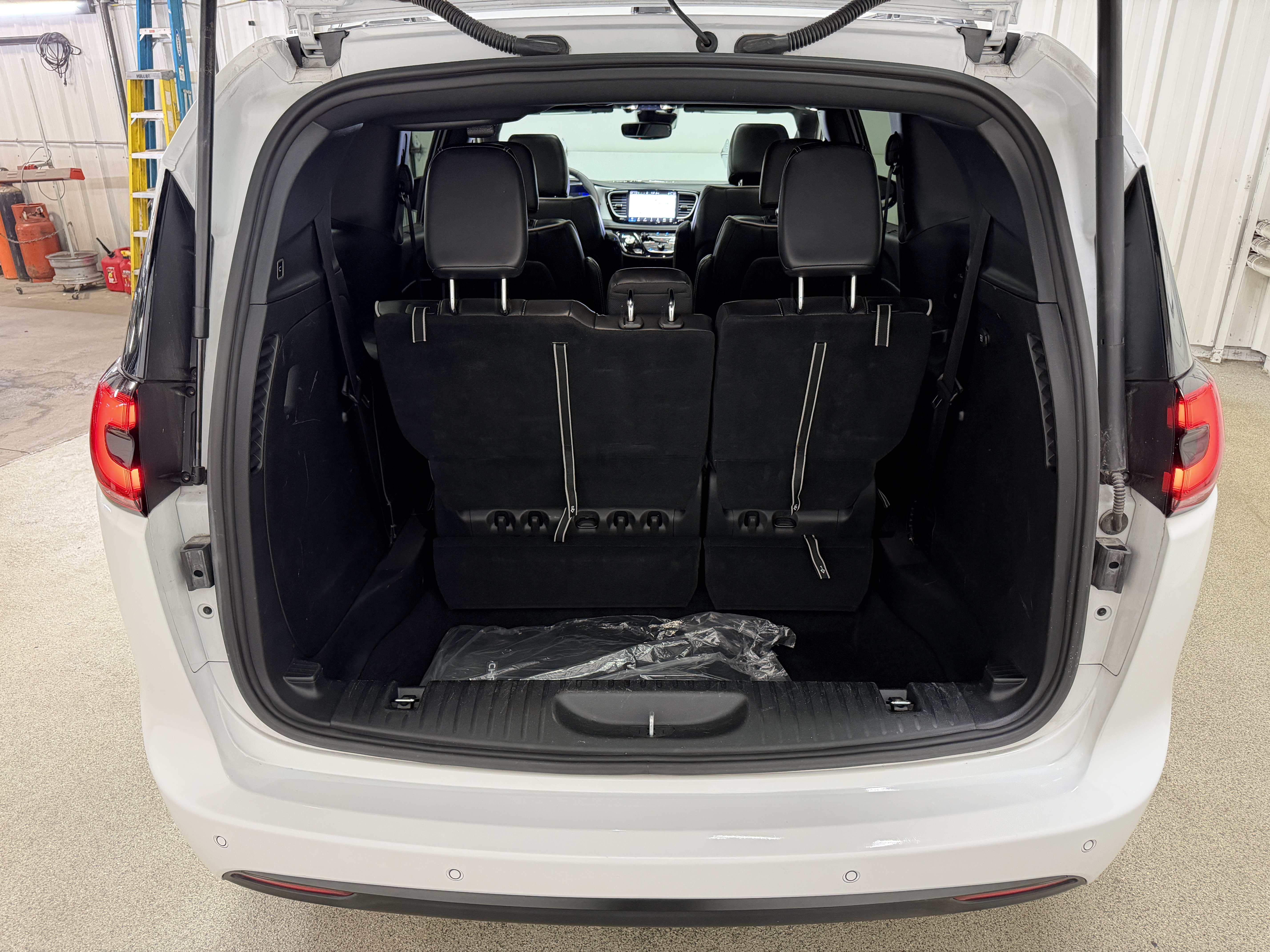Used 2025 Chrysler Pacifica Limited FWD image 36