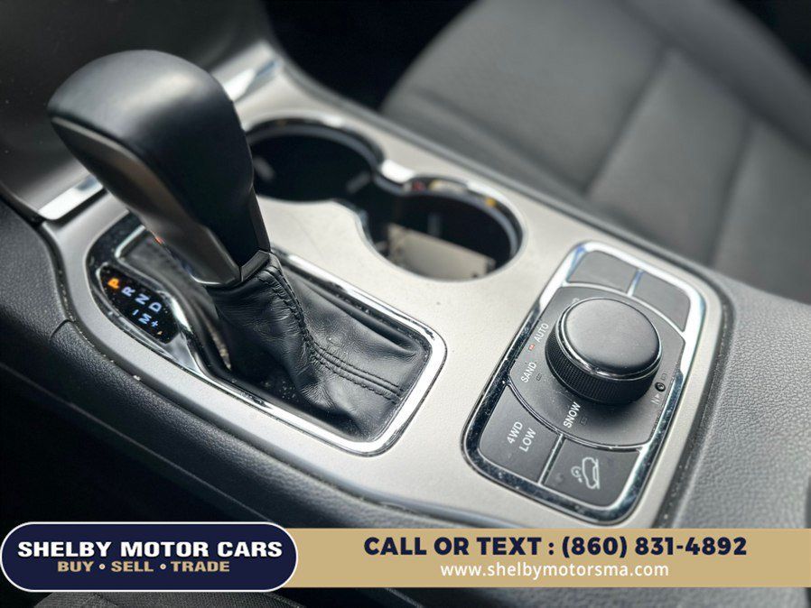 Used 2018 Jeep Grand Cherokee Laredo AWD/4WD image 12