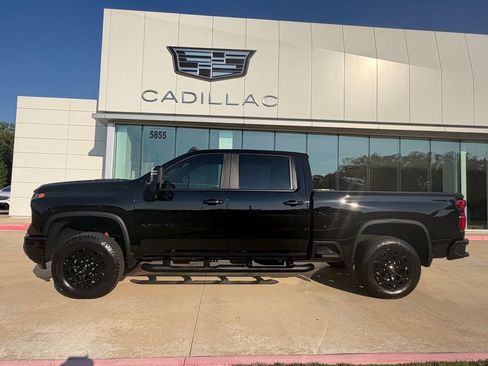 Used 2024 Chevrolet Silverado 2500 LT w/ Midnight Edition AWD/4WD image 3