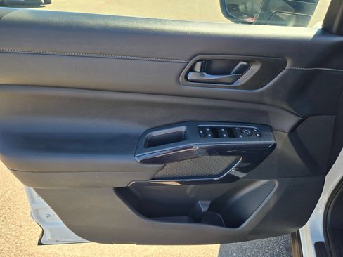 Used 2025 Nissan Pathfinder S FWD image 22