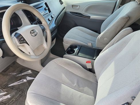 Used 2012 Toyota Sienna LE image 13