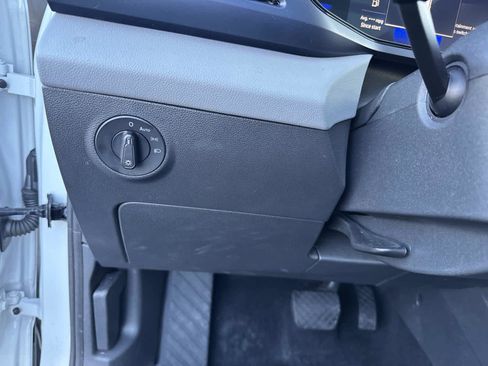 Used 2022 Volkswagen Taos SE w/ Panoramic Sunroof Package image 33