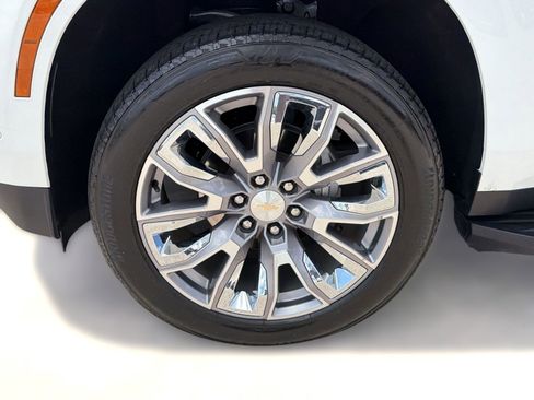 Used 2025 Chevrolet Suburban LT RWD image 11
