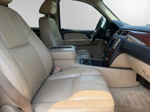 Used 2007 Chevrolet Suburban LTZ w/ LTZ Preferred Equipment Group AWD/4WD image 17