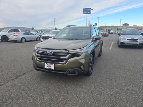 Certified 2025 Subaru Forester Limited image 1