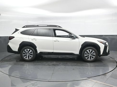 Used 2025 Subaru Outback Premium AWD/4WD image 3