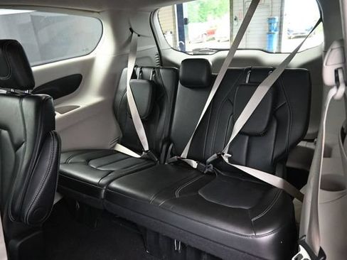 Used 2024 Chrysler Pacifica Touring-L FWD image 32