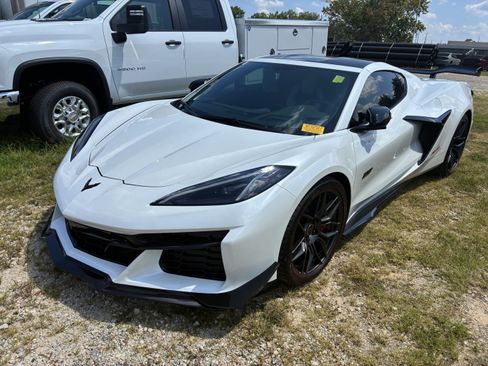 Used 2023 Chevrolet Corvette Z06 w/ Z07 Performance Package RWD image 3