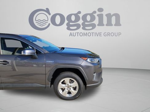 Used 2021 Toyota RAV4 XLE AWD/4WD image 32