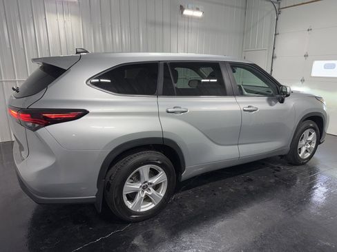 Used 2024 Toyota Highlander LE AWD/4WD image 3
