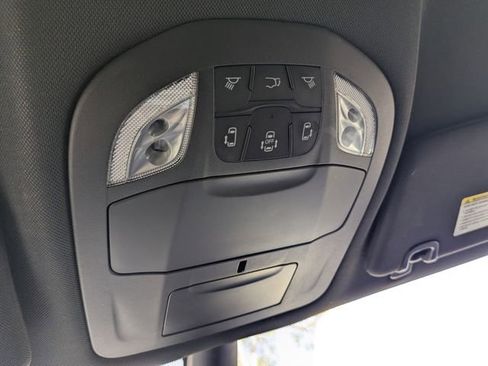 Used 2025 Chrysler Pacifica Select image 23