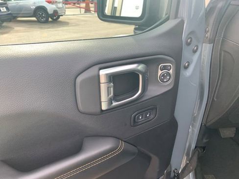 Used 2025 Jeep Wrangler Unlimited Sahara image 23