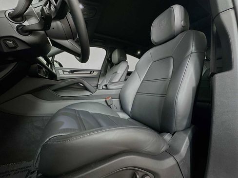 Certified 2025 Porsche Cayenne image 5