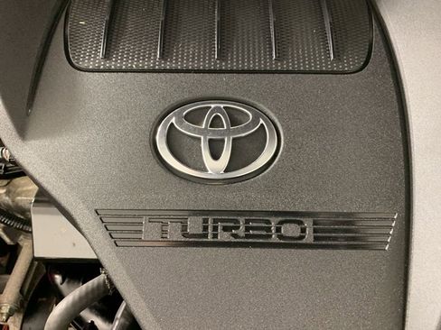 Used 2024 Toyota Highlander LE AWD/4WD image 46