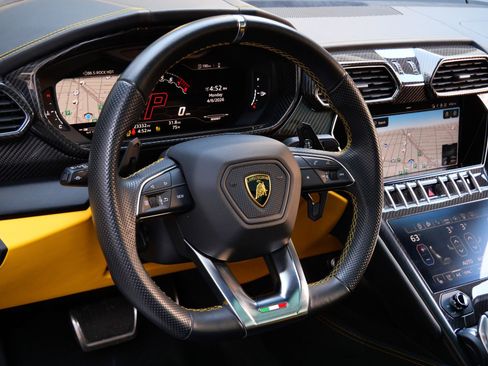 Used 2022 Lamborghini Urus AWD/4WD image 11