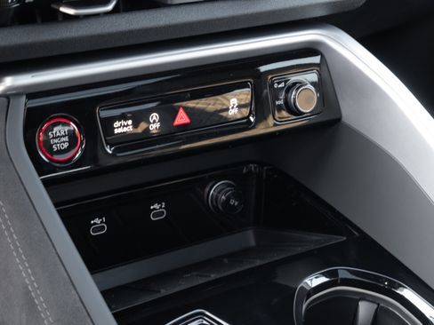 New 2025 Audi SQ5 Prestige image 15