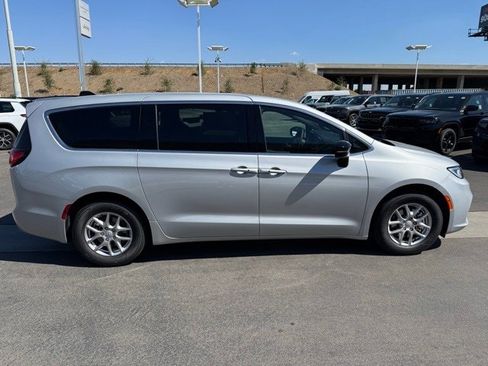 New 2026 Chrysler Pacifica Select image 7