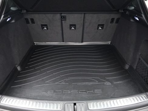 Certified 2022 Porsche Macan S AWD/4WD image 28