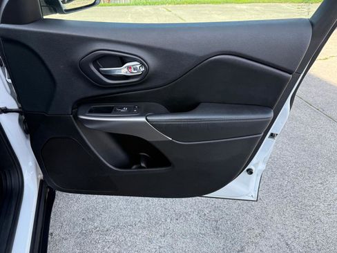 Used 2019 Jeep Cherokee Latitude Plus w/ Comfort/Convenience Group AWD/4WD image 32