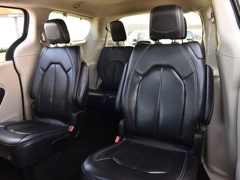 Used 2022 Chrysler Pacifica Touring-L image 24