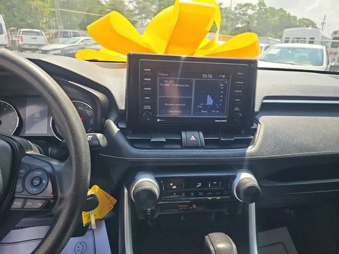 Used 2021 Toyota RAV4 LE FWD image 12