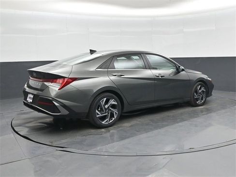 Used 2025 Hyundai Elantra SEL image 3
