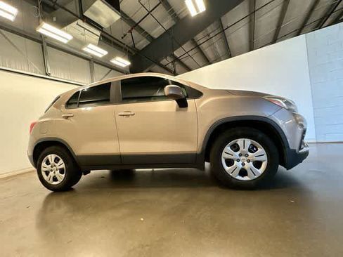 Used 2018 Chevrolet Trax LS FWD image 3