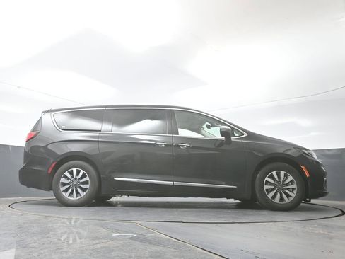 Used 2023 Chrysler Pacifica Limited image 25