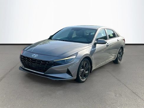 Used 2022 Hyundai Elantra SEL FWD image 3
