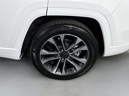 Used 2023 Jeep Grand Cherokee Overland w/ Luxury Tech Group IV AWD/4WD image 39