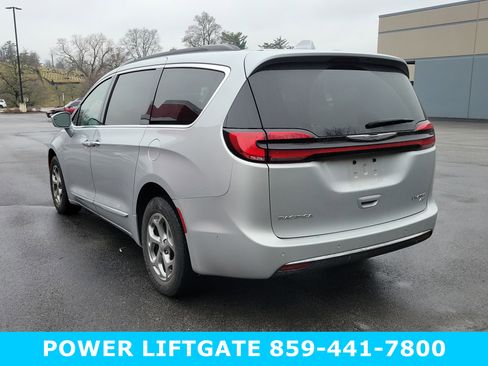 Used 2022 Chrysler Pacifica Limited w/ Uconnect Theater Family Group image 5