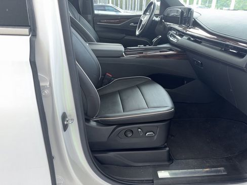 Used 2022 Cadillac Escalade Premium Luxury image 3