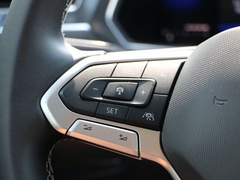 Used 2022 Volkswagen Tiguan SE AWD/4WD image 17