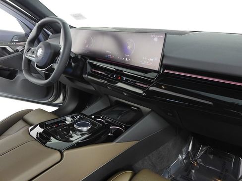 Used 2026 BMW 530i w/ Premium Package RWD image 13