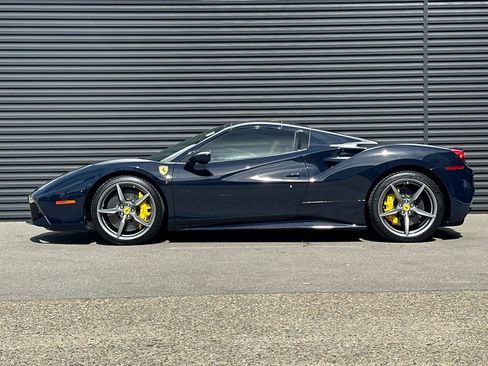 Used 2018 Ferrari 488 Spider Base image 2